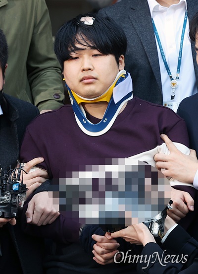 인터넷 메신저 텔레그램에서 미성년자 등 수십 명의 여성을 협박, 촬영을 강요해 만든 음란물을 유포한 '박사방' 운영자 조주빈씨가 3월 25일 오전 서울 종로경찰서에서 검찰로 송치되기 위해 호송차로 향하고 있다.