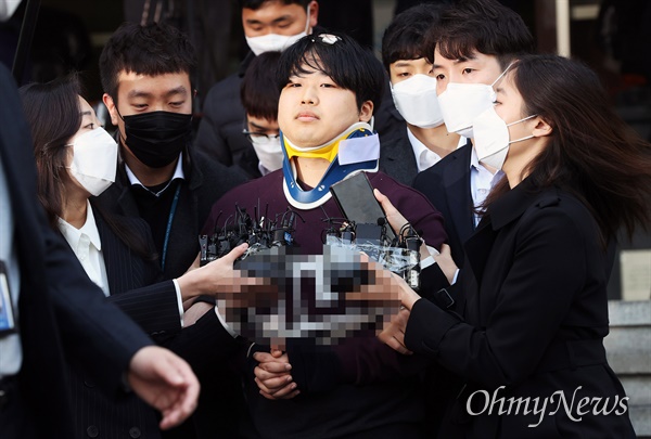 인터넷 메신저 텔레그램에서 미성년자 등 수십 명의 여성을 협박, 촬영을 강요해 만든 음란물을 유포한 '박사방' 운영자 조주빈씨가 2020년 3월 25일 오전 서울 종로경찰서에서 검찰로 송치되기 위해 호송차로 향하고 있다.