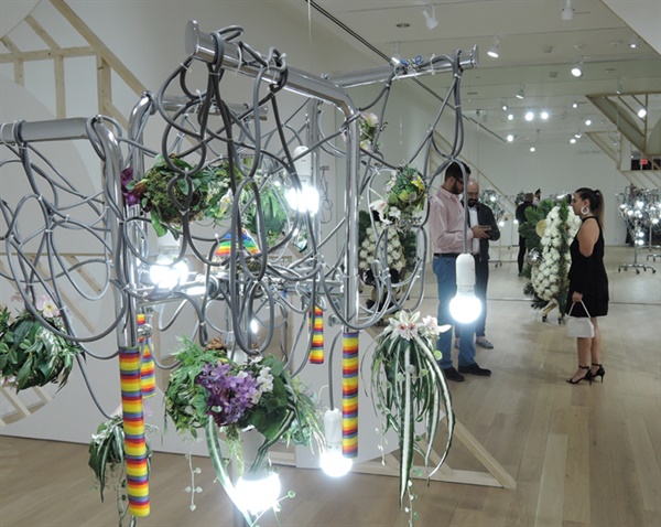 양혜규 I '이상한 과일(Strange Fruit)' 전구, 혼용지, 수채화, 금속고리, 코일케이블, 등 13가지 2012-2013