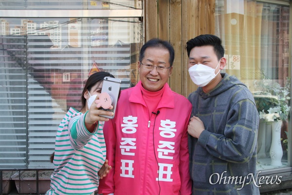  홍준표 대구 수성을 국회의원 무소속 예비후보가 24일 오후 수성4가를 돌다 지지자를 만나 함께 사진을 찍고 있다.