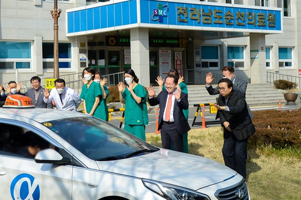 지난 21일 전남 순천의료원에서 대구 확진자들이 건강을 회복하고 택시를 타고 대구로 되돌아가고 있다. 사진은 허석 순천시장 등이 퇴원환자를 환송하는 모습.