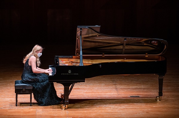  피아니스트 발렌티나 리시차가 지난 3월 22일 서울 예술의전당 콘서트에서 마스크를 끼고 연주하고 있다. 