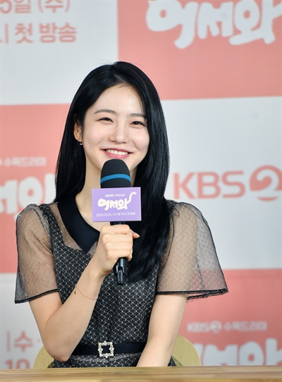  25일 오후 진행된 KBS 2TV 새 수목 드라마 <어서와> 온라인 제작발표회에서 배우 신예은이 기자들의 질문에 답하고 있다.