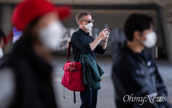 19일 오후 서울 중구 동대문디자인플라자 일대 시민들이 마스크를 쓰고 있다. 