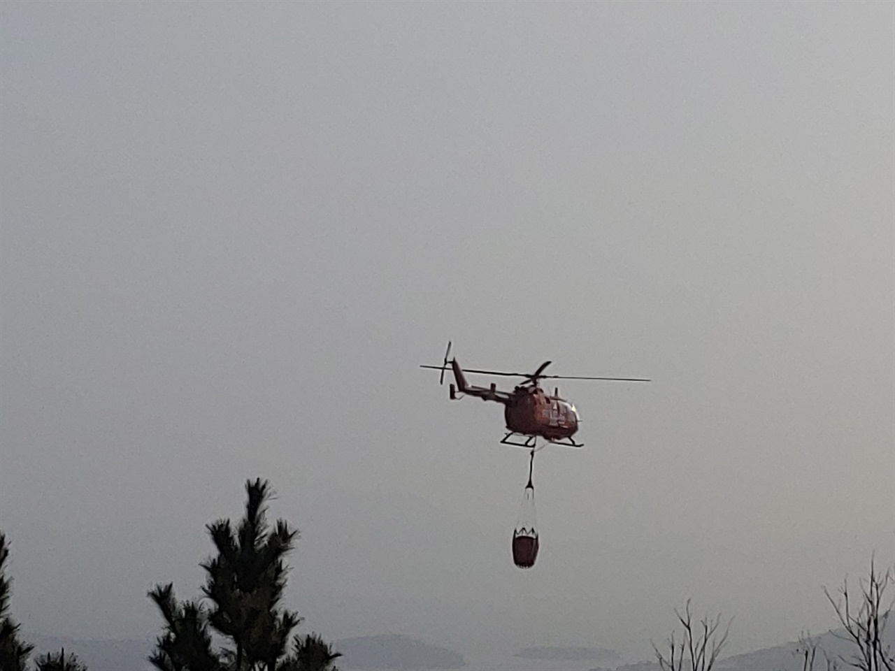 계속되는 산불에 마래산 주변을 순찰중인 소방헬기의 모습

