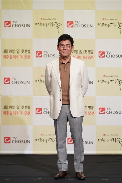  TV CHOSUN 새 예능드라마 <어쩌다 가족> 제작발표회. 코로나19 확산 방지로 인해 온라인으로 열린 제작발표회 현장에는 김창동 PD를 비롯해 배우 성동일, 진희경, 오현경, 김광규, 서지석, 이본, 권은빈, 여원이 참석했다. 