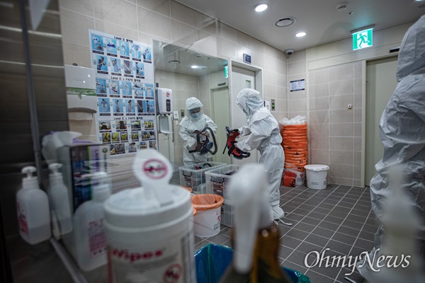 분당서울대병원 39 감염관리병동 간호사가 교대 시간이 되어 방호복 위에 착용한 산소 필터를 분리하고 있다.