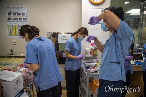 분당서울대병원 39 감염관리병동 간호사들이 환자들의 검체를 확인 하고 있다. 
