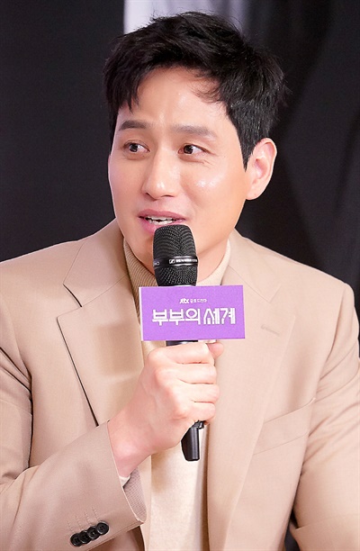 '부부의 세계' 박해준, 반전 매력꾼 배우 박해준이 26일 오후 온라인으로 진행된 JTBC 새 금토드라마 <부부의 세계> 제작발표회에서 질문에 답하고 있다. 영국 BBC의 <닥터 포스터>를 원작으로 한 <부부의 세계>는 사랑이라고 믿었던 부부의 연이 배신으로 끊어지면서 감정의 소용돌이에 빠지는 이야기를 담은 드라마다. 27일 금요일 오후 10시 50분 첫 방송.