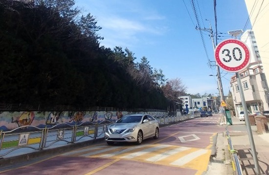 3월 25일 이른바 '민식이법'이 시행됐지만 완도중앙초등학교 앞 어린이보호구역(스쿨존)에 불법 정차된 차량이 서 있다.