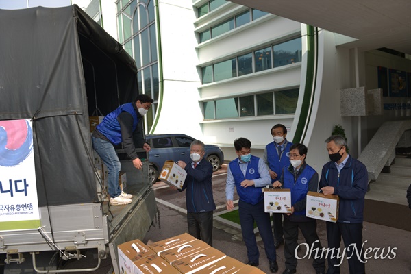 한국자유총연맹은 '코로나19'로 곤경에 처한 대구·경북지역의 취약계층을 돕기 위해 약 3370만 원 상당의 긴급 위기극복 성금·물품을 지원했다.
