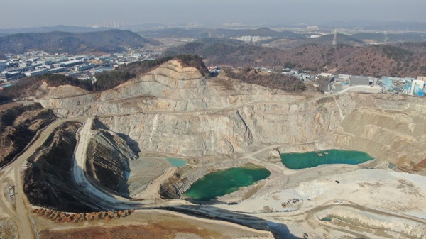 콘크리트용 자갈 채취로 산이 통째로 훼손되었다.