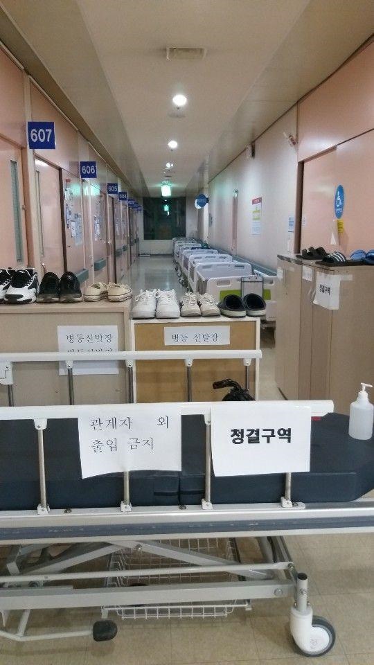 한 코로나19 전담병원에서 병동 절반을 나눠 한쪽을 의료진 숙소로 사용하고 있다.