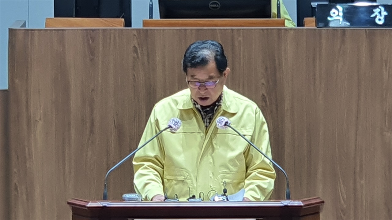 김복만 예산결산특별위원장이 추경예산안의 심사보고를 하고 있다.