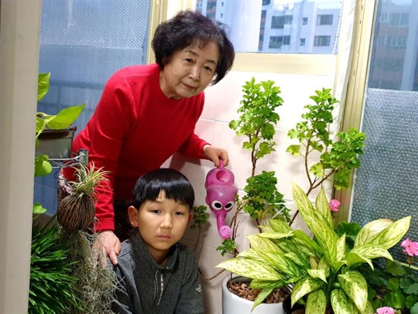  허핑턴포스트에 사진과 글을 기고한 박영자 할머니와 손자