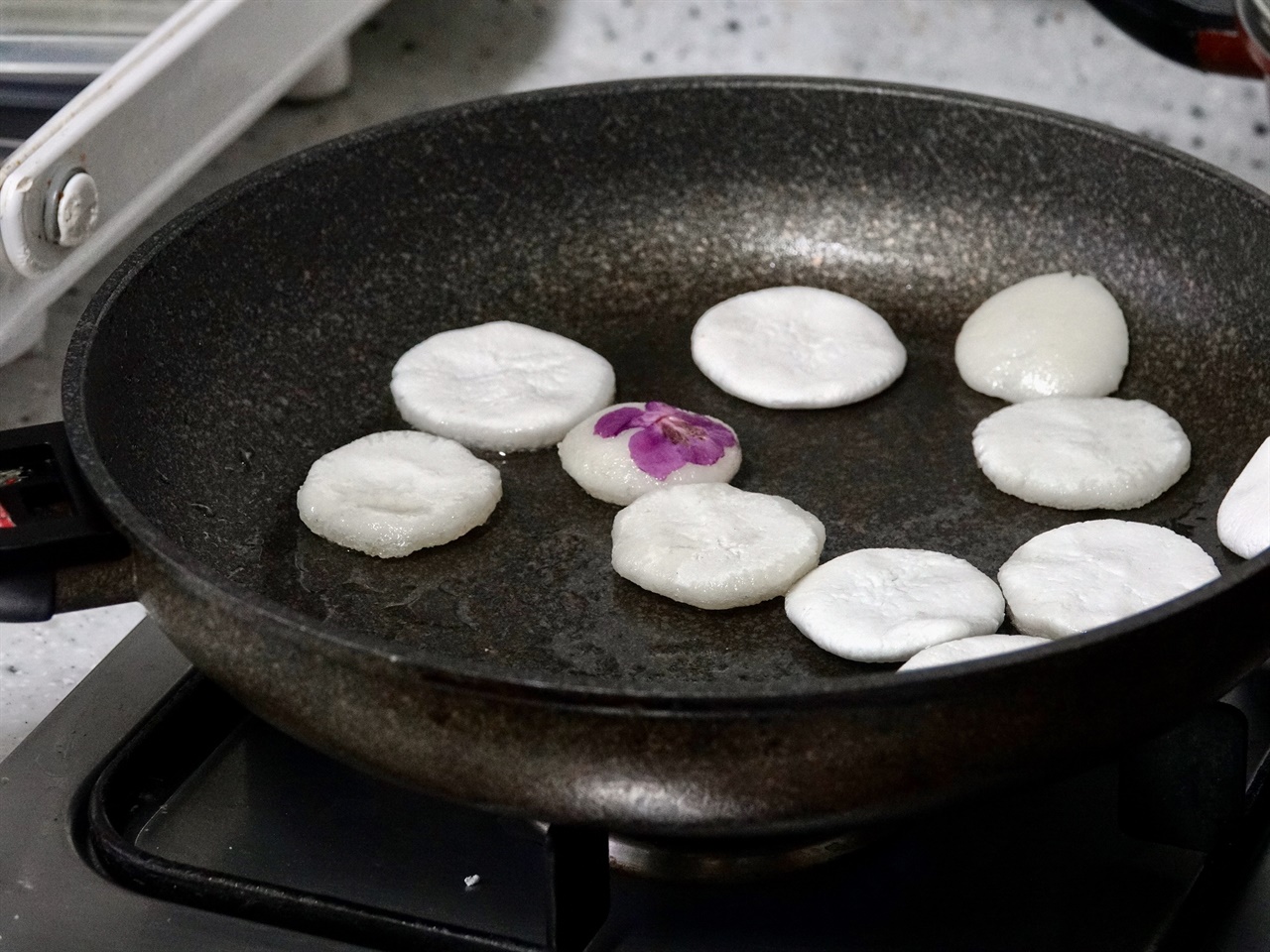  찹쌀 반죽을 한 둥그랑게 만든 화전 지지기