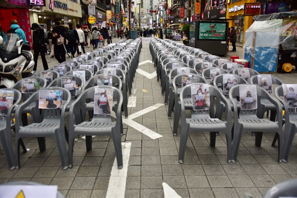 <무인의자집회>에 참가한 민주노총 부산본부 조합원들의 실물 사진들이 의자에 붙어 있다.