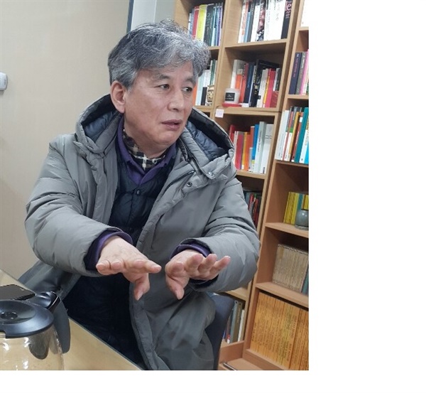  전직 사회과 교사인 김원태 학교시민교육연구소장은 오지선다형 객관식 시험이나 키워드를 암기해서 쓰는 서술형(논술형) 시험은 우리의 사고를 제한할 뿐 아니라 체제순응적 신민을 만들어내는 비교육을 야기한다며 시험부터 바꾸라고 말한다. 시험개혁이 곧 교육개혁의 시작이며, ‘시민교과 내 생각 쓰기 시험’이 현재의 그릇된 시험 및 교육 시스템에 작은 균열을 일으키는 교육개혁의 첫 발이 될 수 있다는 것. 사진은 인터뷰 당일 다른 토론자에게 관련 대안을 설명하는 김 소장의 모습.