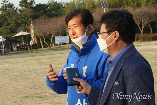 이상식 더불어민주당 대구 수성을 국회의원 후보가 지난 25일 대구 수성못을 찾아 선거와 관련한 이야기를 나누었다.