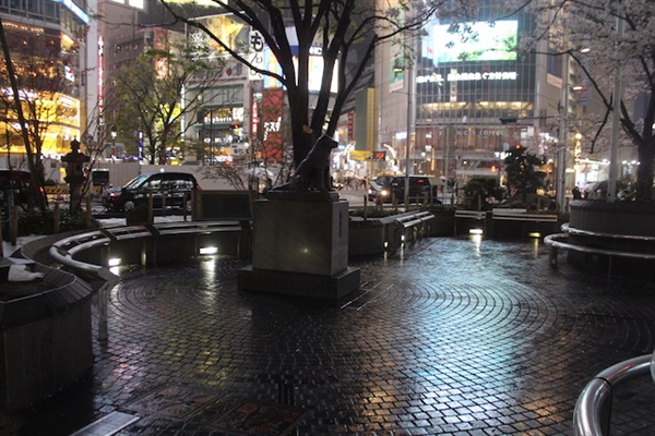 코로나19 감염 확대 방지를 위해 도쿄도가 외출 자제 요청을 한 주말 시부야 하치코 동상 앞