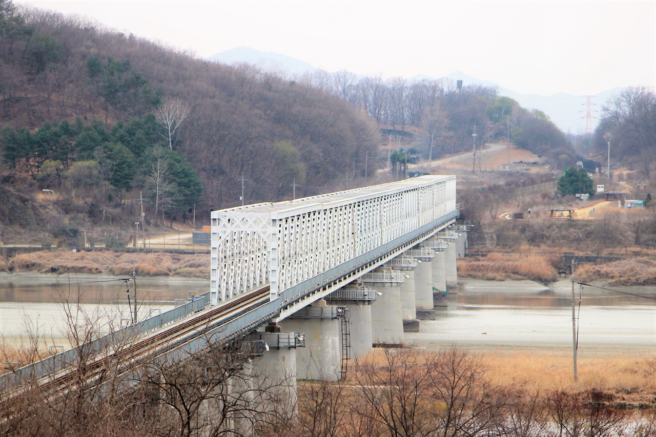 임진강철교의 모습. 2021년부터는 전철이 이곳을 넘어 도라산역까지 향한다.