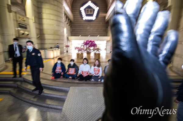  이른바 'n번방 사건'은 디지털 성범죄에 대한 사법적 판단에 대한 높은 관심을 이끌어내기도 했다. 사진은 2020년 3월 30일 민중당이 서울 서초구 서울중앙지법에서 n번방 사건 담당 부장 판사 교체를 촉구하며 열었던 기습 시위 당시 모습. 법원 보안관리대원들이 취재를 막아서기도 했다.