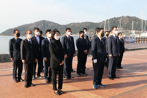 허성무 창원시장은 30일 고 한주호 준위 동상을 찾아 참배했다.