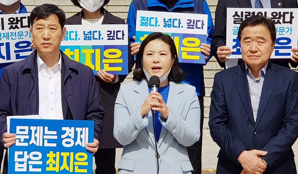 30일 이인수 부산 우리민족서로돕기운동 사무총장과 안병해 전 강서구청장이 부산시의회 앞에서 북강서을 민주당 최지은 후보 지지선언을 발표하고 있다. 