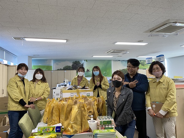  나운동에서 '가마꿉'을 운영하는 김유지씨는 치킨 수십 마리를 튀겨서 군산시보건소 의료진들에게 드렸다.