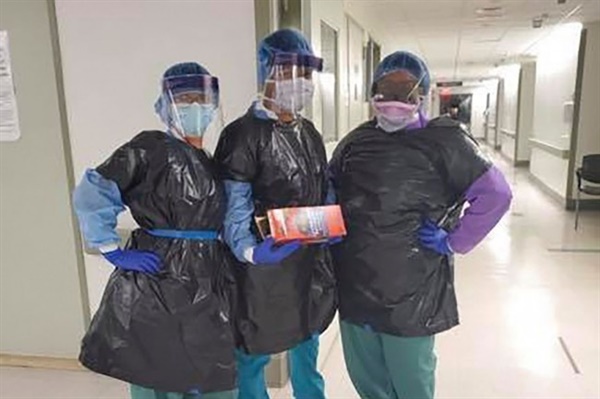 방호복이 부족해 검은 쓰레기 봉투를 뒤집어 쓰고 있는 뉴욕 간호사들. 
