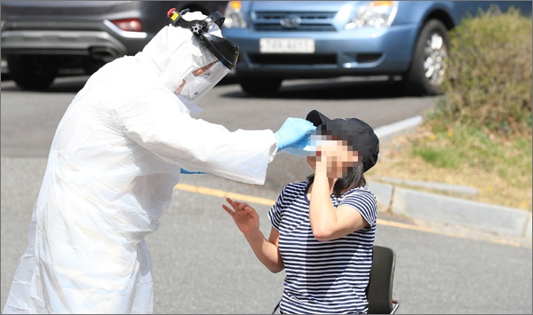 대전시가 코로나19 바이러스 감염증 예방을 위해 해외 입국자 임시 격리시설로 운영 중인 중구 침산동 청소년수련마을에서 검체 채취를 하고 있는 장면(대전시 제공 자료사진).