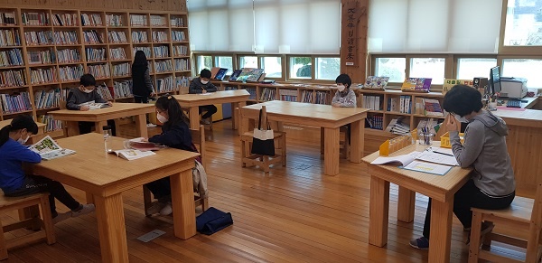  오부초등학교 학생들이 돌봄교실에 참여하고 있다.