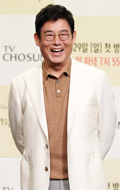 '어쩌다 가족' 성동일, 생활연기의 달인 배우 성동일이 25일 오후 온라인으로 진행된 TV CHOSUN 새 예능드라마 <어쩌다 가족> 온라인 제작발표회에서 포즈를 취하고 있다. <어쩌다 가족>은 공항 근처에서 하숙집을 운영하는 부부와 항공사에 근무하는 다양한 직종의 사람들이 하숙을 통해 가족이 되어가는 이야기를 그린 드라마다. 매주 일요일 오후 7시 55분 방송.