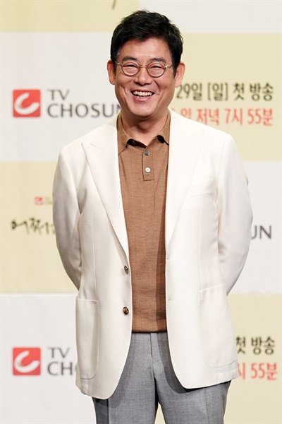 '어쩌다 가족' 성동일, 생활연기의 달인 배우 성동일이 25일 오후 온라인으로 진행된 TV CHOSUN 새 예능드라마 <어쩌다 가족> 온라인 제작발표회에서 포즈를 취하고 있다. <어쩌다 가족>은 공항 근처에서 하숙집을 운영하는 부부와 항공사에 근무하는 다양한 직종의 사람들이 하숙을 통해 가족이 되어가는 이야기를 그린 드라마다. 매주 일요일 오후 7시 55분 방송.