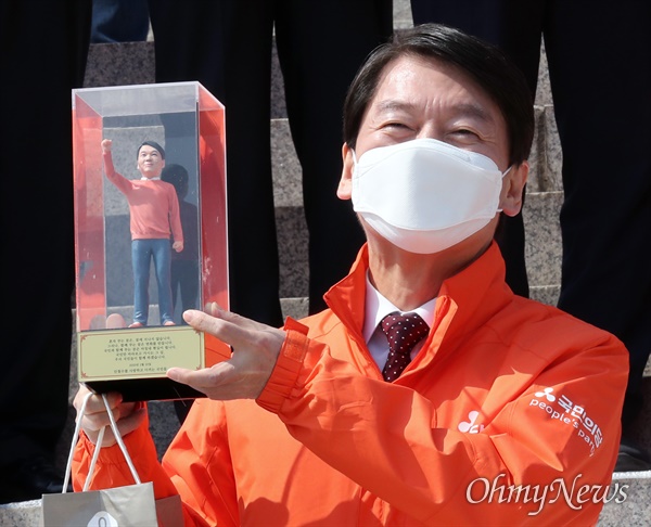 국민의당 안철수 대표가 31일 오후 서울 여의도 국회 본청 계단에서 열린 선거대책위원회 출범 행사에서 지지자들로부터 선물받은 '안철수 피규어'를 들어보이고 있다. 