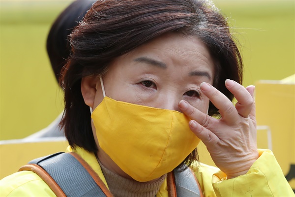  정의당 심상정 후보가 지난 총선 전인 2020년 3월 31일 서울 강남역 사거리 철탑에서 고공농성 중인 삼성 해고 노동자 김용희 씨와 대화를 마치고 눈물을 닦고 있다.