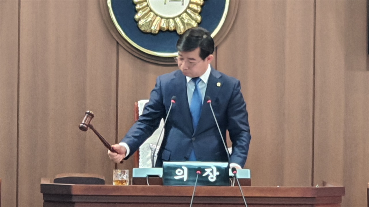 김기두 의장이 표결한 안건을 통과시키고 있다.