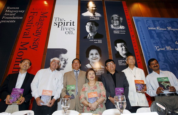 박원순 서울시장(왼쪽)은 2006년 8월 31일 '아시아의 노벨상'으로 불리는 막사이사이상(공공 봉사 부문)을 필리핀 마닐라에서 받았다. 박 시장은 이때 받은 상금 5만 달러를 필리핀의 비영리단체에 기부했다.