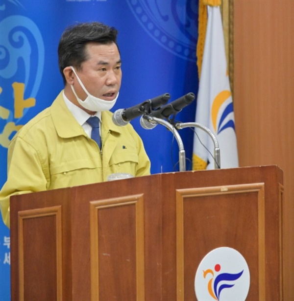 박정현 부여군수가 1일 열린 브리핑에서 코로나19 확산 차단을 위해 모든 행정력을 동원할 것임을 밝히고 있다. 