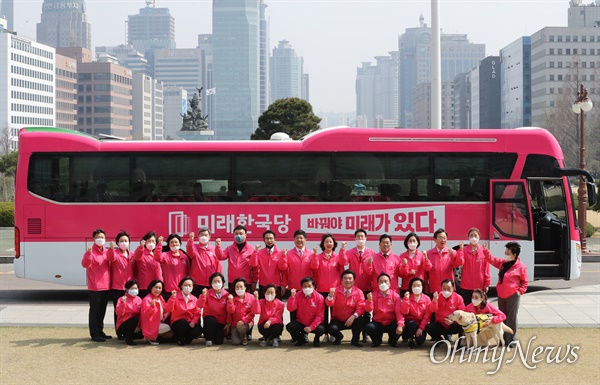 미래한국당 원유철 대표와 비례대표 후보들이 1일 서울 여의도 국회 본관 앞에서 당 유세 버스를 배경으로 기념촬영을 하고 있다.