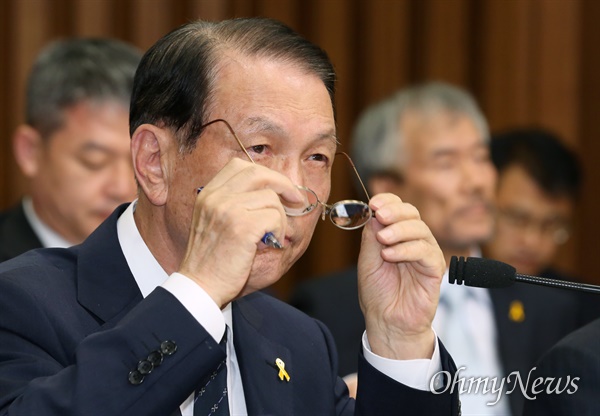 2014년 7월 10일 김기춘 대통령 비서실장은 국회에서 열린 세월호 침몰사고 진상규명을 위한 국정조사 특별위원회 기관보고에 출석해 청와대가 법적으로 재난, 재해의 컨트롤타워가 아니라는 입장을 밝혔다. 