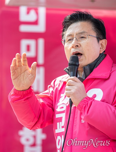 제21대 국회의원 선거운동이 시작되는 2일 오전 미래통합당 황교안 후보가 서울 종로구 통인시장 후문 일대에서 유세를 하고 있다.