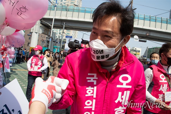 21대 총선 서울 광진구을에 출마한 미래통합당 오세훈 후보가 2일 오전 광진구 자양사거리에서 열린 출정식에서 지지자들과 '코로나19' 감염예방을 위해 '주먹인사'를 하고 있다.