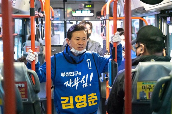 부산진갑 더불어민주당 김영춘 후보가 공식선거운동 첫날인 2일 시내버스를 타고 하루를 시작하고 있다. 