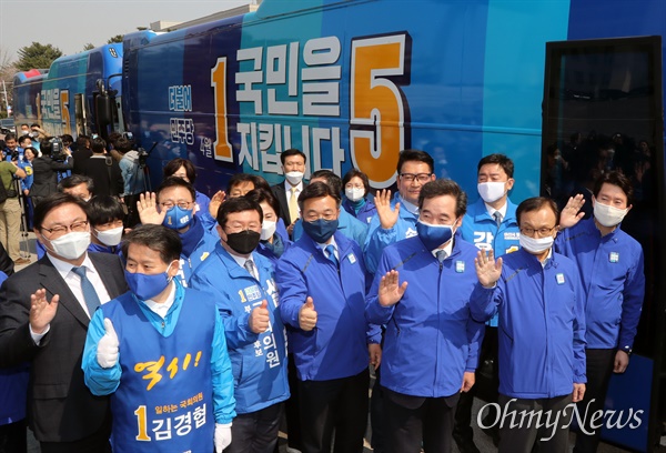 더불어민주당 이낙연, 이해찬 상임공동선대위원장과 이인영 공동선대위원장 등이 2일 오후 서울 여의도 국회 본관 앞에서 당 유세 버스에 탑승하고 있다.