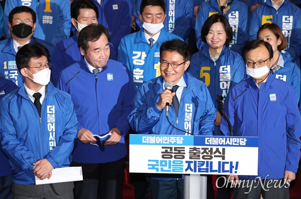 더불어민주당 이해찬, 이낙연 상임공동선대위원장과 더불어시민당 우희종, 최배근 상임공동선대위원장 등이 2일 오후 국회 본관 로텐더홀 앞 계단에서 열린 더불어민주당-더불어시민당 제21대 국회의원선거 중앙선대위 합동 출정식에 참석하고 있다. 