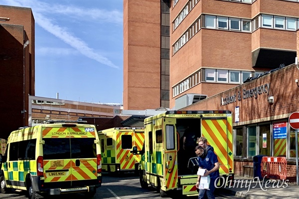 영국 런던의 한 대학병원 응급실 앞에 구급차들이 환자를 실어 나르고 있다.