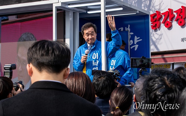 제 21대 총선 선거운동이 시작된 2일 오후 서울 종로구 경복궁역에서 종로에 출마한 더불어민주당 이낙연 후보가 유세를 하고 있다.