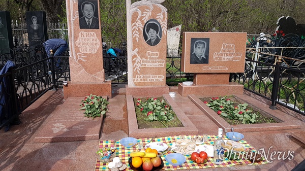 4월 5일 '한식(寒食)'날이면 카자흐스탄 고려인들은 음식을 준비해 부모나 산소를 찾아 성묘를 한다. 사진은 지난해 4월 5일 한식날 알마티시내 르스꿀로바 공동묘지의 모습.
