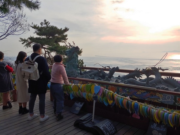 인천 석모도의 보문사 마애불에서 해넘이를 바라보는 사람들.
